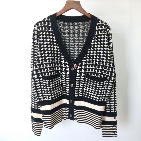 

1105 2020 Autumn V Neck Regular Long Sleeve Panelled Sweater Fashion Button Sweater Luxury DL, White;black