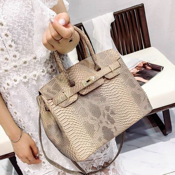 

women's crocodile fashion bag in spring and summer 2021