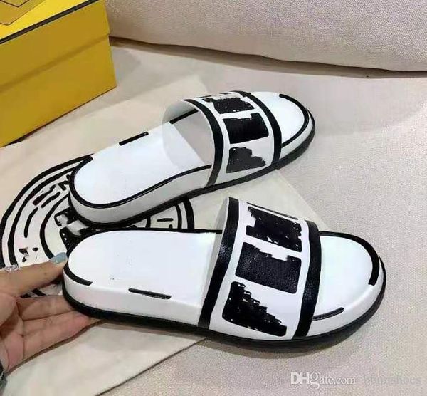 2021 Moda Mulheres Sandálias Beach Mules Desenhador Desenhador Pintado Mão de Couro Casual Chinelo Plano Branco Letras Pretas Impressões Femininas Plataforma Locais Sapatos