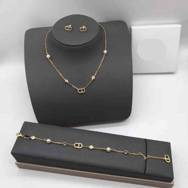 

factory specials aa timeless pearl earrings for female stars, Golden