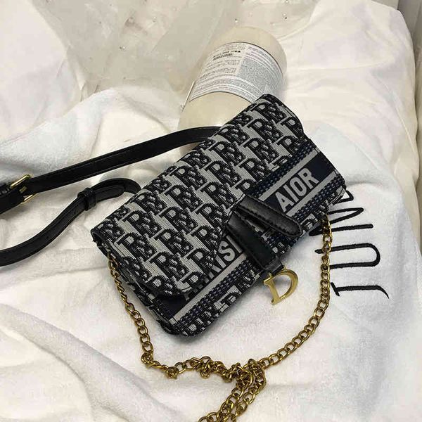 

2022 factory wholesale new french minority women's fashion messenger mobile phone foreign style one shoulder chain chest bag
