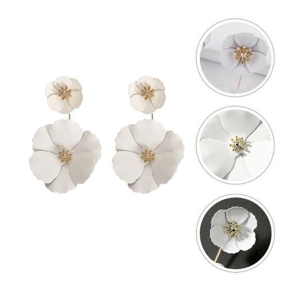 

pair of decorative ear stud flower shaped creative earring present, Golden;silver