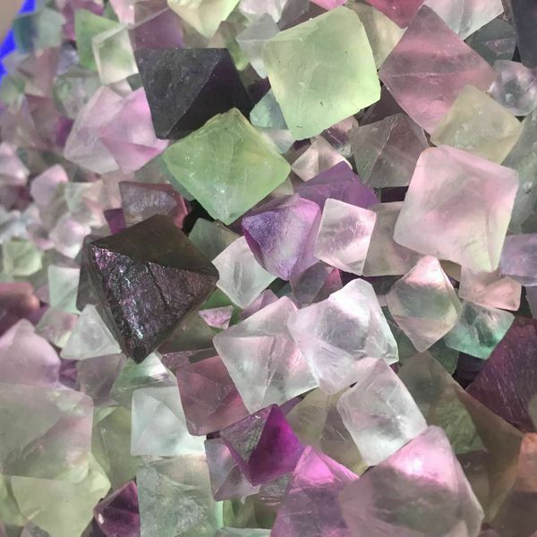 100g Mix Bulk Oktaeder Fluorit Stein Kristall Regenbogen Bunte Trommelsteine