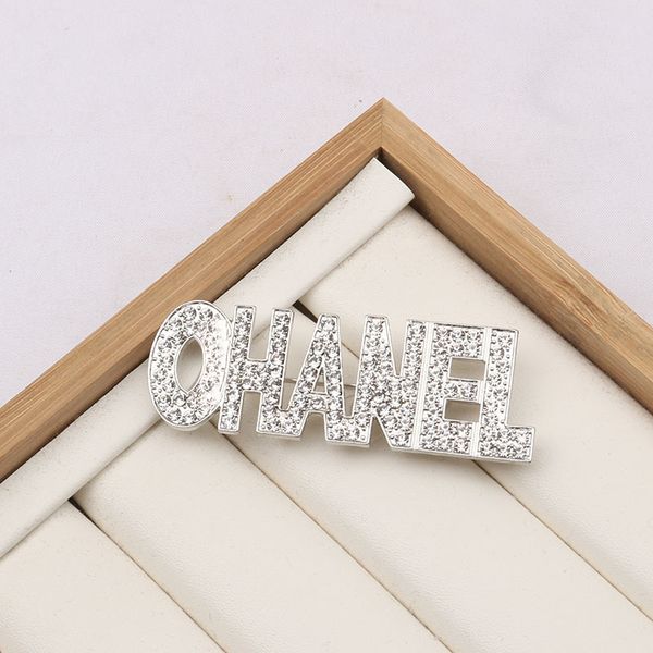 Designer broche letras de marca diamante broches pino geométrico luxo ouro prata cristal strass pinos para mulheres roupas decoração jóias acessórios