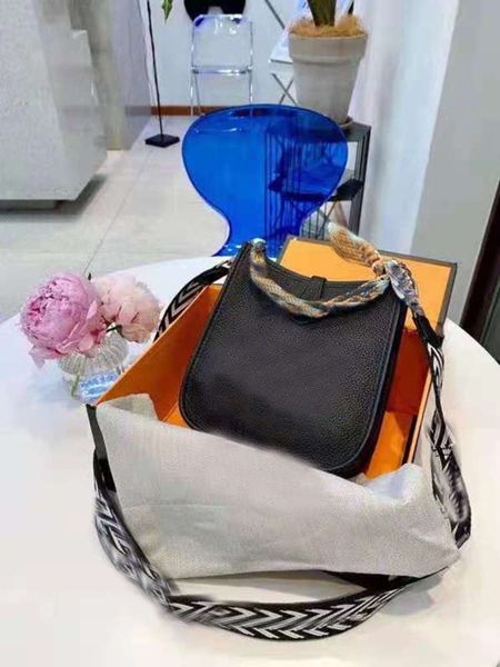 

star bag cowhide one-shoulder portable graffiti art dign is very versatile, small and stylish upper body