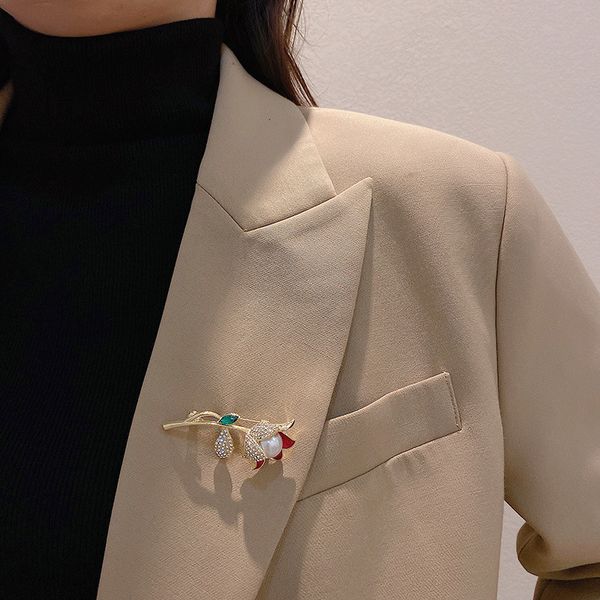 

small fresh fashion design inlaid with diamond flower pearl natural style simple versatile net red brooch accessories, Gray