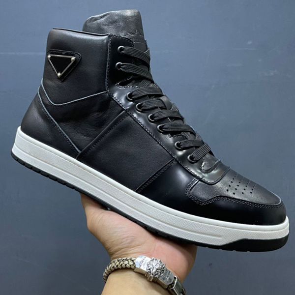 21SS Moda uomo high-top scarpe sportive invernali da uomo sneakers firmate produzione di pelle bovina traspirante design bicolore triangolo nero decorazione in metallo taglia 38-45