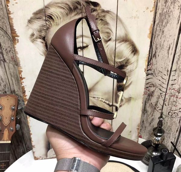 Tasarımcı bayanlar kama sandalet yüksek kaliteli T kayış yüksek topuklu seksi rugan kadın elbise mektubu moda metal toka sandalet 35-41 boyutu
