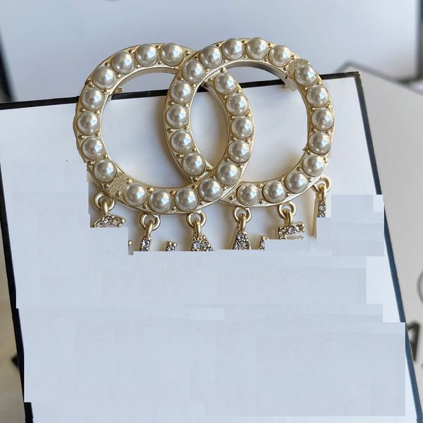 

light luxury retro letter c ladies brooch brand design gold silver diamond c, Gray