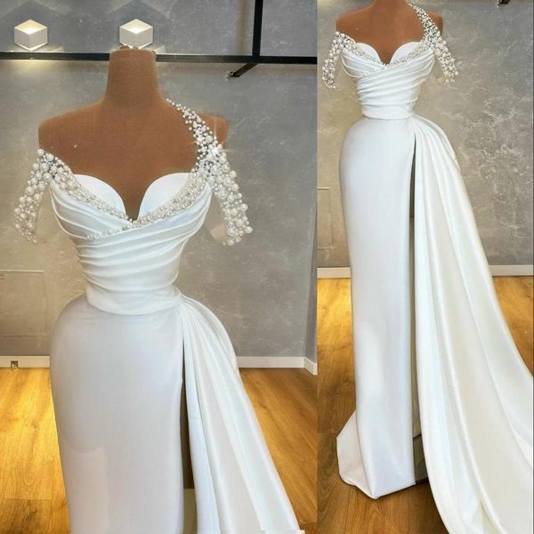 

2022 off the shoulder white pearls beading evening dresses wear ruched side split satin formal prom party mermaid gowns elegant vestido de n, Black;red