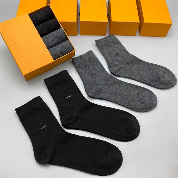 Erkek Çorap Mektubu Baskı Pamuk Nedensel Uzun Çoraplar Paris Stil Çift İlkbahar ve Yaz 2 Renk Butik Hediye Kutusu