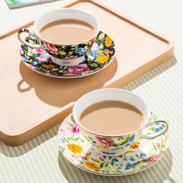 Set da caffè europeo in porcellana Bone China con design floreale. Tazza e piattino in porcellana di alta qualità. Regali di lusso. Piattini per tazze con smalto perlato