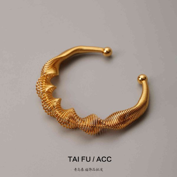 

bangles bracelets minority personality fashion geometric spiral line advanced sense electroplating high color retention light luxury daily c, Black