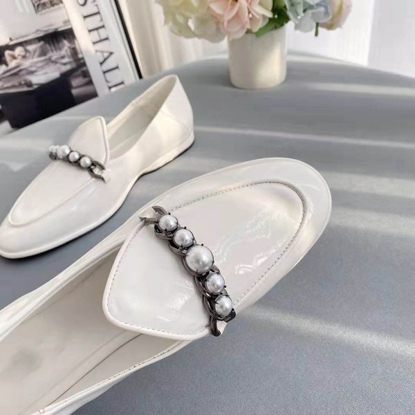 Scarpe da barca a tacco piatto da donna primaverili e autunnali in bianco e nero classico selvaggio Muller stile designer moda perla temperamento sottile scarpe da donna taglia 34-40