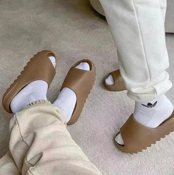 

2021 mens sandals earth brown resin slide shoes triple black soot bone white slippers men women beach sneakers foam runner with box ysj