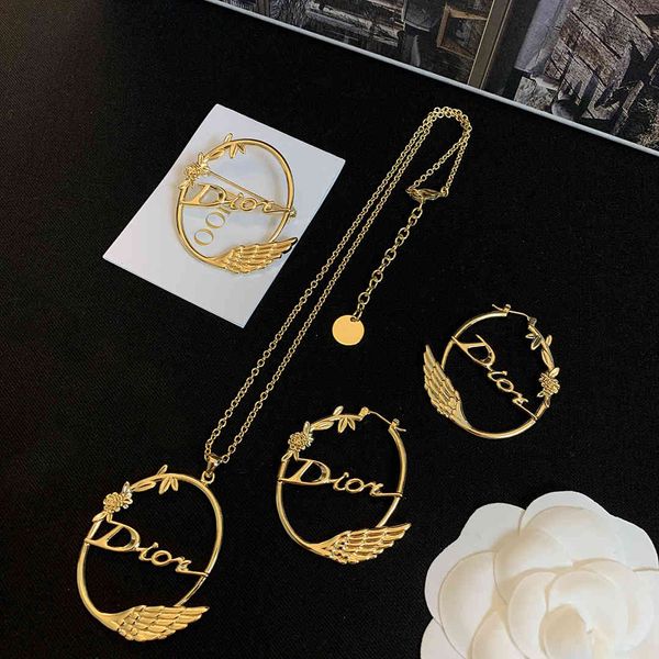 

2021 new designer family feather necklace female 2021 net red temperament letter pendant clavicle chain, Golden