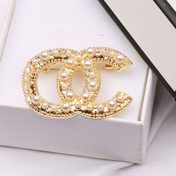 Lusso Donna Uomo Designer Marchio Lettera Spille Placcato oro 18 carati Intarsio Gioielli con strass di cristallo Spilla 2 Stile Perla Pin Marry Christmas Party Gift Accessorie