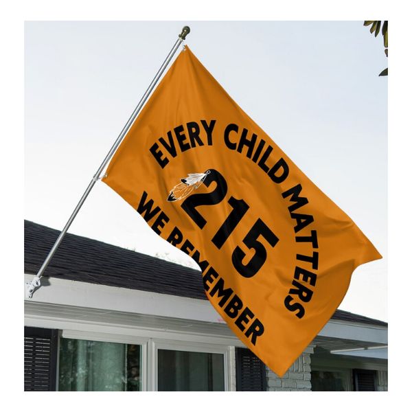 Flaggen „Every Child Matters“, 90 x 150 cm, 100D-Polyester, „Wir erinnern uns an 215 gestohlene Kinder“, Banner für den Innen- und Außenbereich, lebendige Farben, hohe Qualität, mit zwei Messingösen