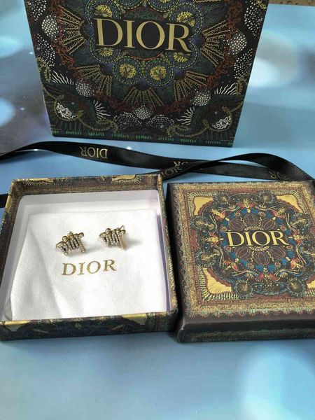 

2021 new designer record 2021 silver needle small pearl letter earrings fashion personality net red, Golden