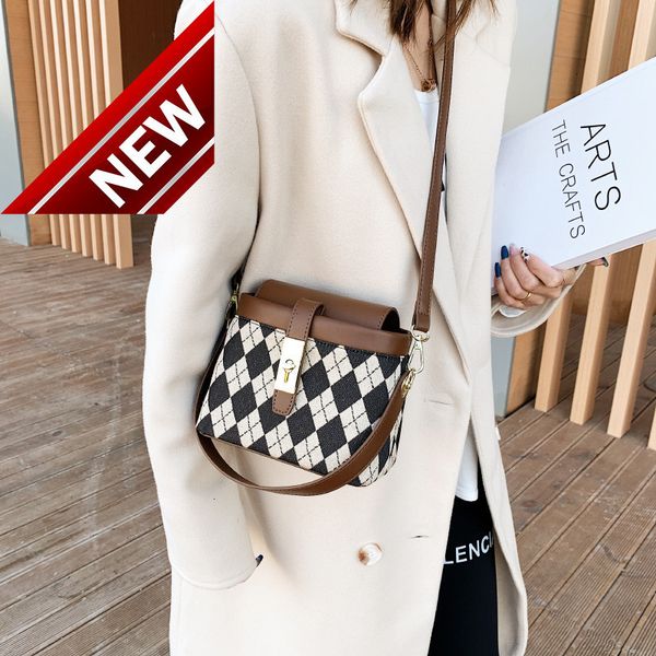 

c d portable small box bag women's autumn and winter 2022 new fashion ins high sense versatile one shoulder messenger