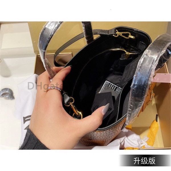 

2021 new luxury designer m fashion pendant letter open lady clutch bag shell shopping totes bags shoulder