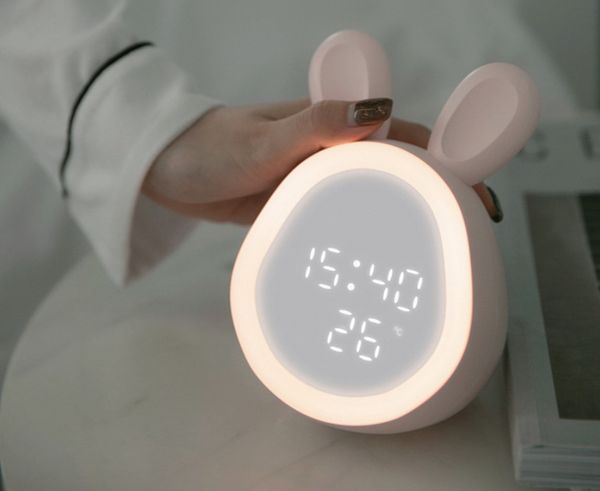 Os mais recentes relógios de mesa, fofo tempo de coelho carregamento LED luminoso digital com crianças leves e estudantes desenhos animados relógio eletrônico