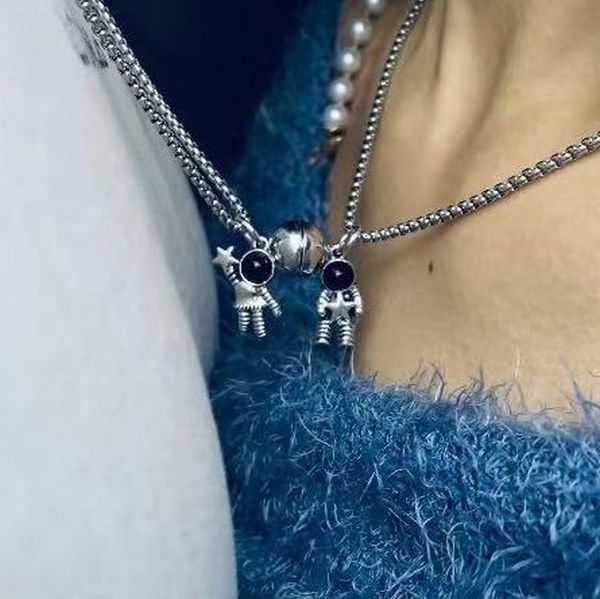 

selling personality astronaut pendant magnet attraction couple necklace 2-piece set wholesale, Silver