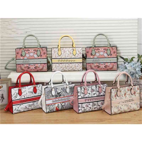 

2021 one shoulder messenger women's hand new fashion portable small square bag