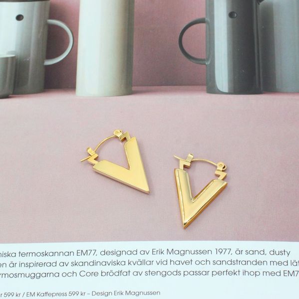 

fashion temperament personality geometry english v letter earrings, Golden;silver
