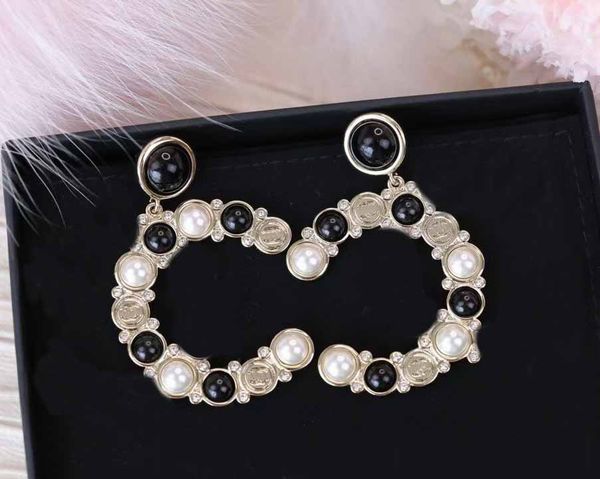 

2021 fashion style stud earring with white and black shell for women wedding jewelry gift have box stamp ps3190a, Golden