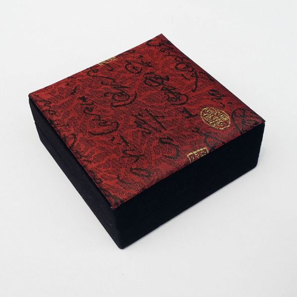 

hand catenary pendant pendant bracelet packing flocked cotton cloth que calligraphy pattern jade jewelry box, Golden;silver