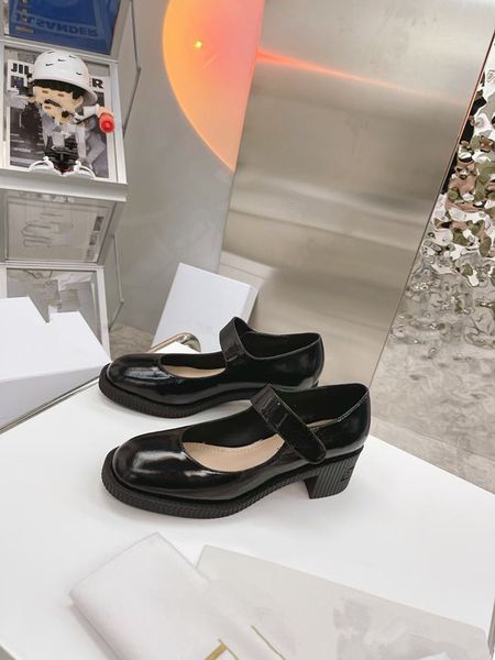 

sandals women luxury designers sandal cowhide leather tpu bottoms. prevent slippery wear-resisting tower buckle bag with restoring ancient w, Black