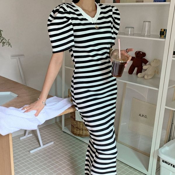 Coréia Mulheres Moda Striped Puff Manga Curta V Neck Vestido Casual Vintage Elegant Senhoras Bodycon Long Dresses Vestidos 210518