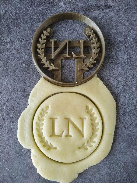 

baking moulds laurel cookie - round customizable with initials designed