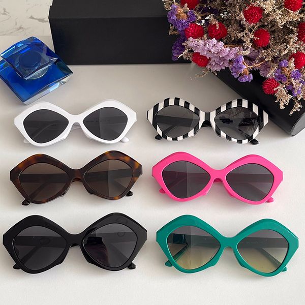 Sonnenbrille für Damen 0125S einfache Wasserkastanie Schwarz-Weiß-Rahmen bedruckte Buchstaben Mode klassischer Trendstil Sommer Strandurlaub Brille UV400 mit Box