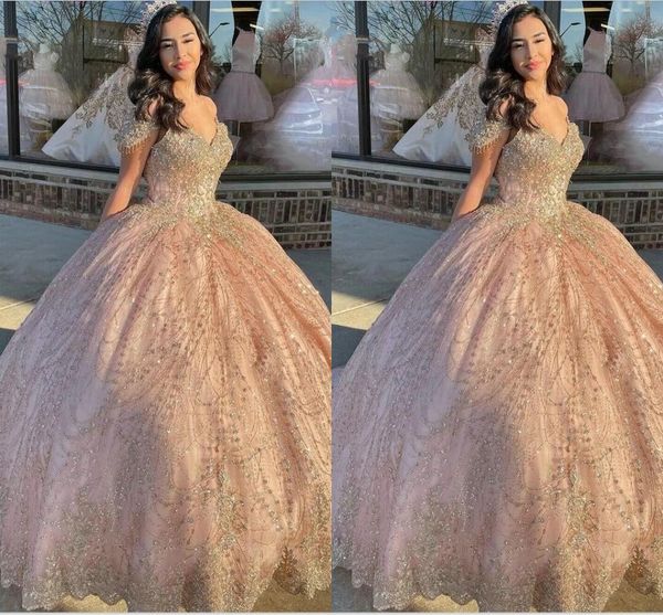 Glittery Rosa Rosa Lantejoulas Quinceanera Vestidos Tampão Manga Beading Crystal Ball Ball Doce 16 Vestido Prom Formatura Mulheres High School