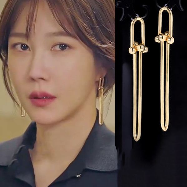 

the same earrings, long exaggerated earrings, female fashion personality luxurys designers jewelry, Golden;silver