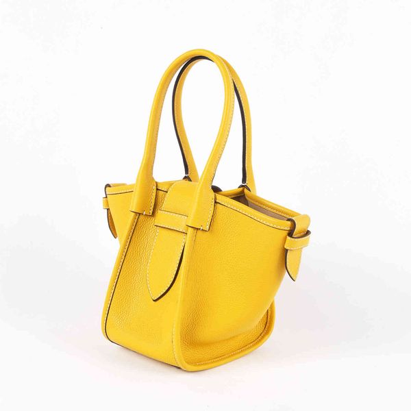 

2021 summer hand-held wing bag head layer leather swing port mini vegetable basket bucket bag, Black;red