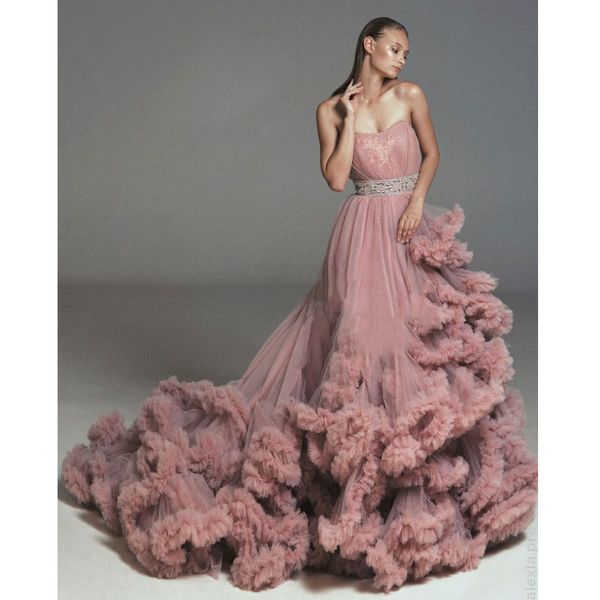 Abito da ballo senza spalline rosa moda con cinturini in cristallo lanuginoso tulle arruffato abbronzato banchetto vestito formale