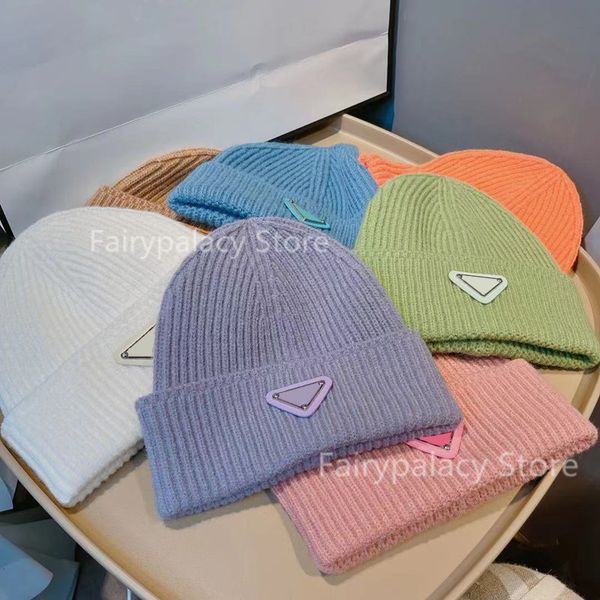 Cappello lavorato a maglia di colore puro per uomo e donna invernale all'ingrosso, pompon caldi, berretto colorato, foderato con cappelli di lana, berretti da esterno solidi, regali di Natale