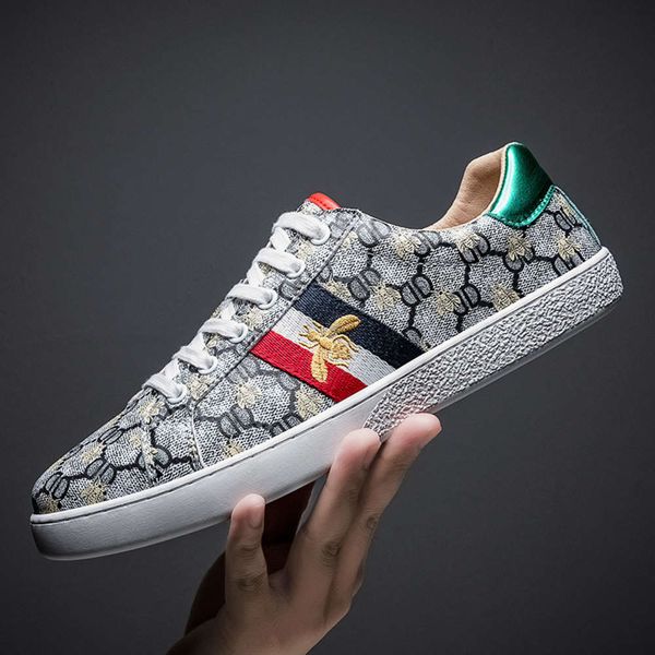 

casual shoes 2021 summer new men's shoes korean fashion versatile board little bee embroidery personalized leisure, Black