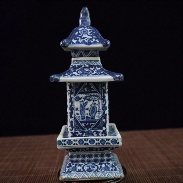 Vaso torre in porcellana di Jingdezhen con motivo a figure blu e bianche. Colleziona ornamenti