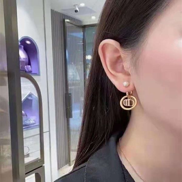 

2021 new designer family's pearl earrings classic large circle letter luxury girl's high version, Golden