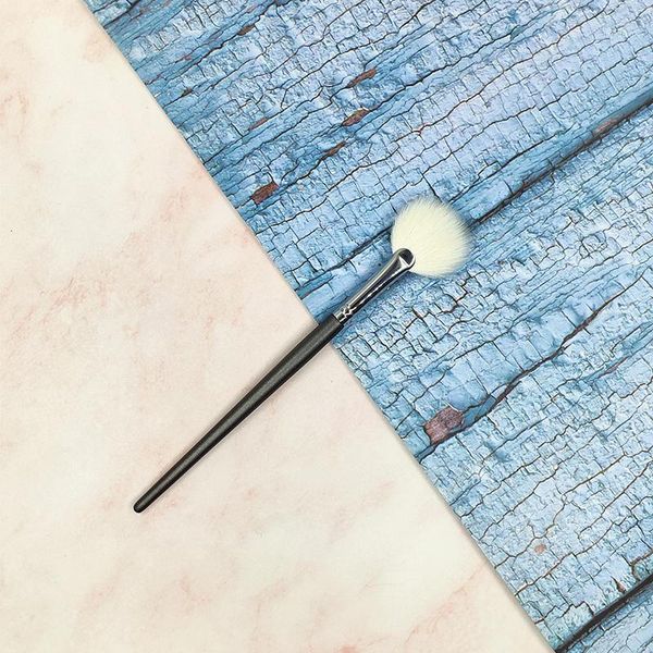 

1pcs fan shaped makeup brush facial highlight artistic smear professional tool multi-function1