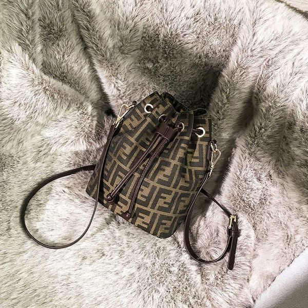 

2021 new medieval bucket bag women's single shoulder messenger bag zly