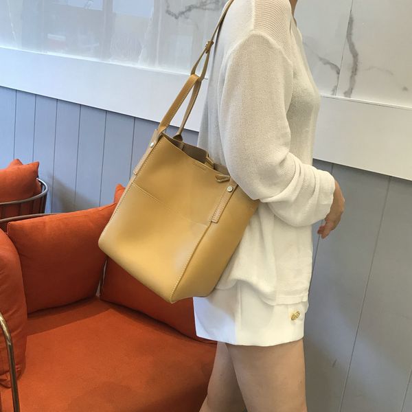 

design handbag new bucket bag, simple and versatile in summer of 2019