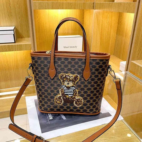 

2022 factory wholesale new cartoon bear vegetable basket trend color matching messenger bag fashion flower brown one shoulder handbag