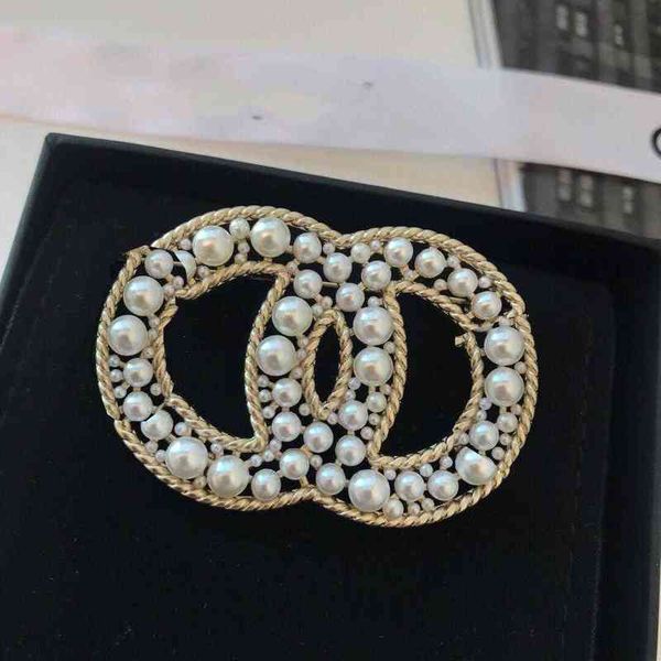 

small fragrant, exquisite pearl, hollow brooch, sweet charming temperament, all match, simple and generous personality., Gray