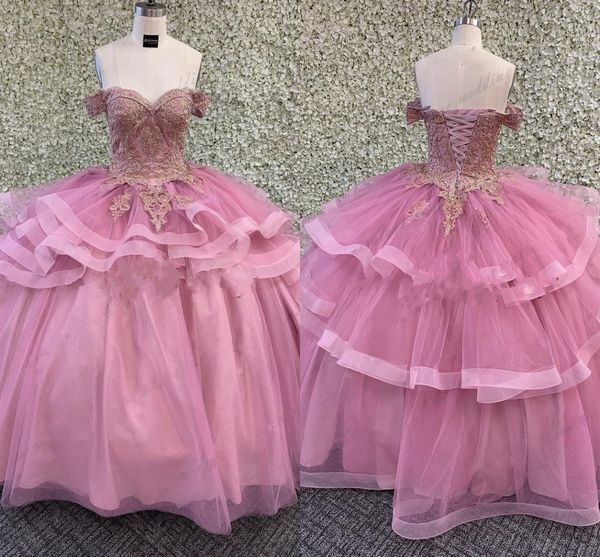 2021 Charming Blush Sweet 16 Abiti Ball Gown Quinceanera Dress Gold Lace Beaded Tulle Ruffle Off The Shoulder Prom Laurea Womens Plus Size