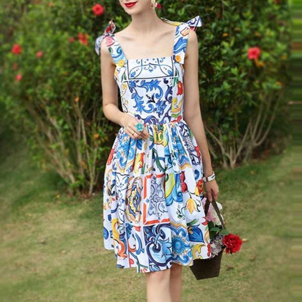 Sommer-Runway-Boho-Kleid mit Schleife, Spaghettiträger, rückenfrei, blaues und weißes Porzellan, Blumendruck, knielang, 210531